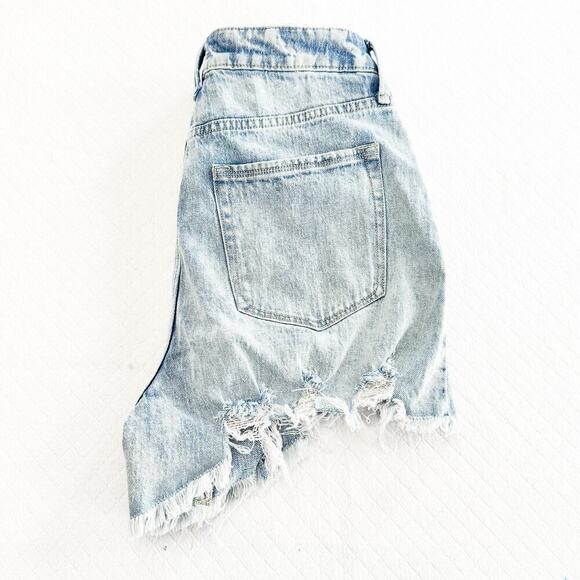 Good American Acid Wash Frayed Hem Denim Jean Shorts GBS991T Blue649 Size 8 / 29 - Picture 6 of 6